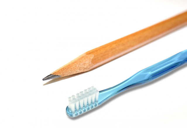 鉛筆と歯ブラシ