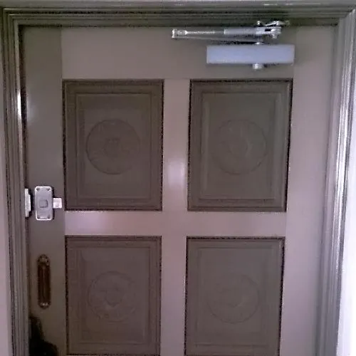 ドアクローザーの設置された玄関ドアの写真