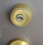 東京都練馬区大泉町の家の玄関扉の鍵交換