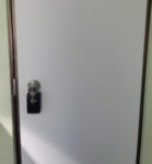 茨木市大手町のクリニックの扉にオートロックの鍵取付