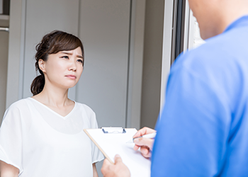 睨む女性と業者