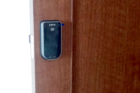 室内扉に取り付けた電子錠のイージスゲート