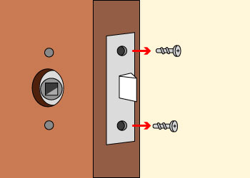 ドア側面の金属のプレート（以下フロントプレート）に付いている上下のビスを外す