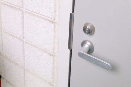 MIWAのU9シリンダーが付いた玄関ドア