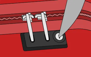 鍵穴にハサミを挿します。