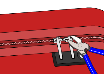①スーツケースのファスナーの金具ををニッパーで切断します。