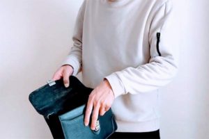 かばんの中を確認する男性