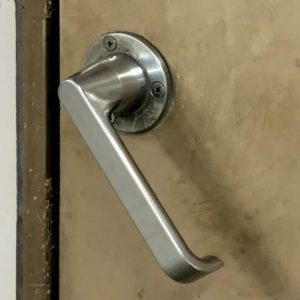 下がったままのレバーハンドル