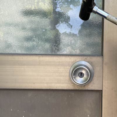 ドアとハンマー