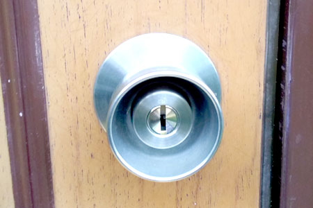 一軒家の玄関のドアノブ鍵の交換｜港北区