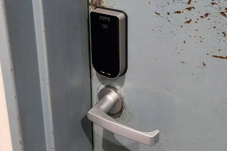 ビルのドアの鍵を電子錠に交換｜中区