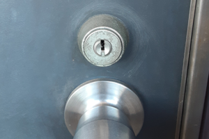 交換前の玄関ドアの鍵