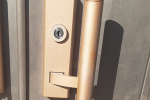 シリンダー交換する前の玄関ドア