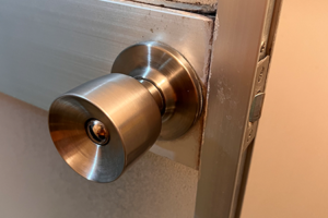 故障した浴室ドアのドアノブ