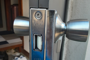 壊れた錠ケースが付いた玄関ドア