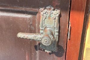 玄関ドアの壊れた装飾錠