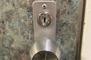 鍵交換前の玄関ドア