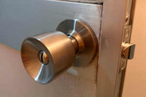 新品に取り替えた浴室ドアのドアノブ