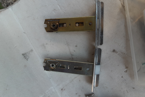 錠ケースの交換作業中