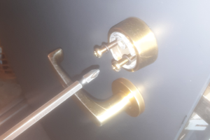 シリンダーの交換作業中