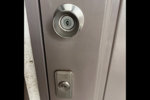 MIWAの鍵が付いた玄関ドア