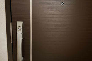 電子錠を取り付ける前の玄関ドア