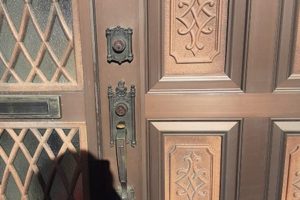 鍵を取り替える前の玄関ドア