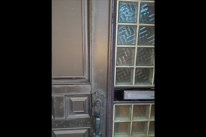 鍵を取り付ける前の玄関ドア