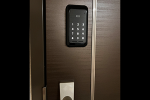 電子錠を取り付けた後の玄関ドア