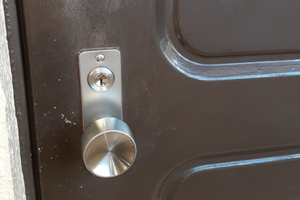 ディンプルキーシリンダーが付いた玄関ドア