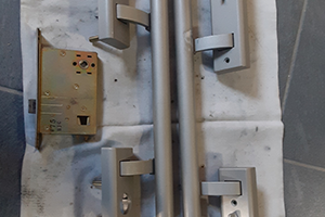 分解したプッシュプル錠