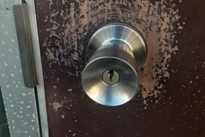 経年劣化により故障したドアノブ