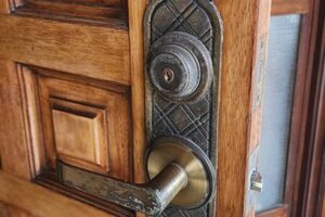 GOALの古い鍵が付いている玄関ドア