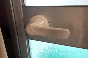 レバーハンドルに取り替えた浴室扉
