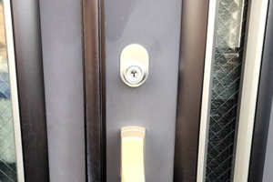 新しいシリンダーに交換した玄関ドア