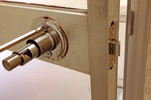 浴室扉のドアノブ交換作業