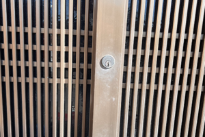 経年劣化した引き戸の鍵