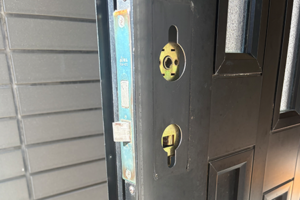 鍵の交換作業中