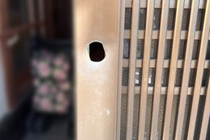 召し合わせ錠の交換作業中