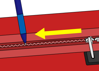 ②ジッパーに沿ってボールペンを移動させます。