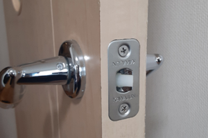 室内扉の壊れたレバーハンドル