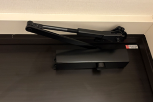 交換後のドアクローザー