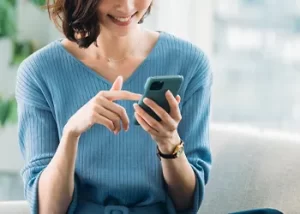 携帯を見る女性