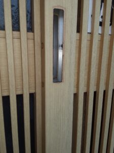 召し合わせ錠の交換作業中