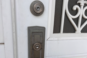 鍵交換前の玄関ドア