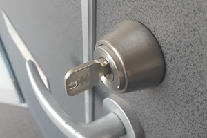 鍵が回らなくなった玄関ドア