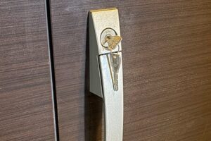 修理前の玄関鍵