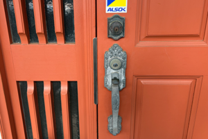 GIKENのサムラッチ錠が付いた玄関ドア