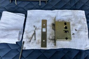 鍵の修理作業中