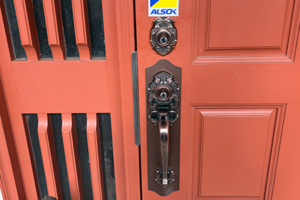 NAGASAWAのサムラッチ錠に交換後の玄関ドア